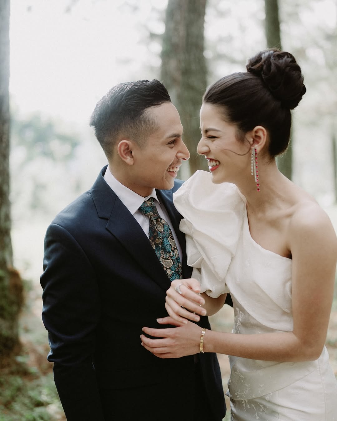 Inspirasi Konsep Prewedding Outdoor yang Romantis dan Aesthetic Beserta Estimasi Biayanya konsep prewedding outdoor, konsep prewedding, konsep prewedding outdoor hutan pinus, konsep prewedding outdoor unik, biaya prewedding, biaya prewedding outdoor,
